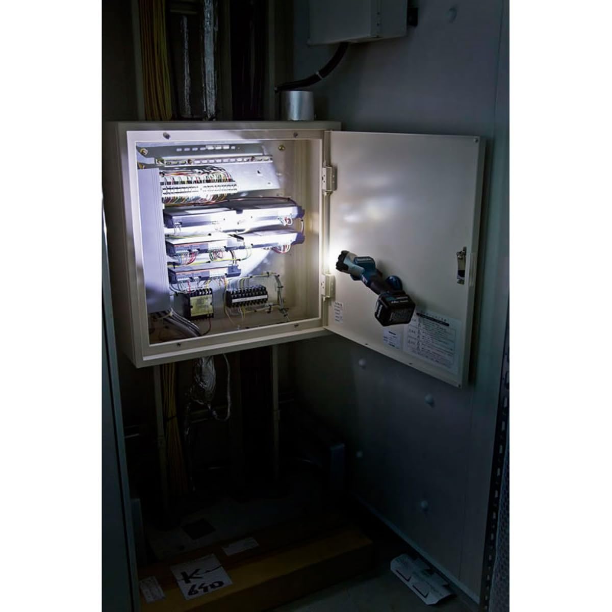 Makita ML105 Makita ML105 12V CXT Lithium-Ion Cordless L.E.D. Flashlight