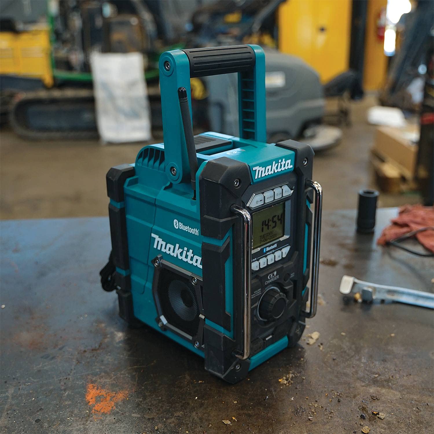 Makita XRM10 18V LXT® / 12V max CXT® Lithium-Ion Cordless Bluetooth® Job Site Charger/Radio, Tool Only