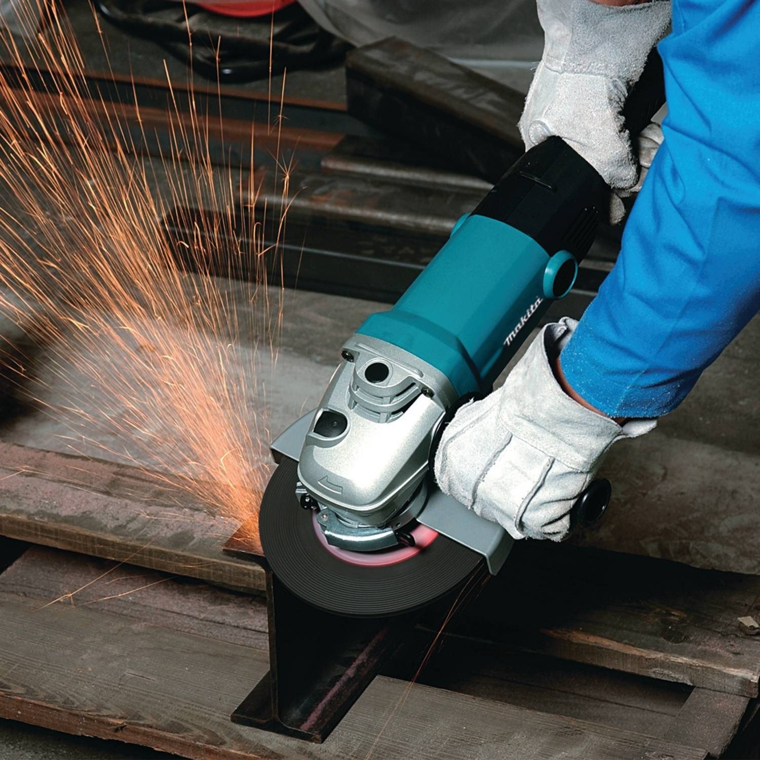 Makita GA7011C 7" Angle Grinder