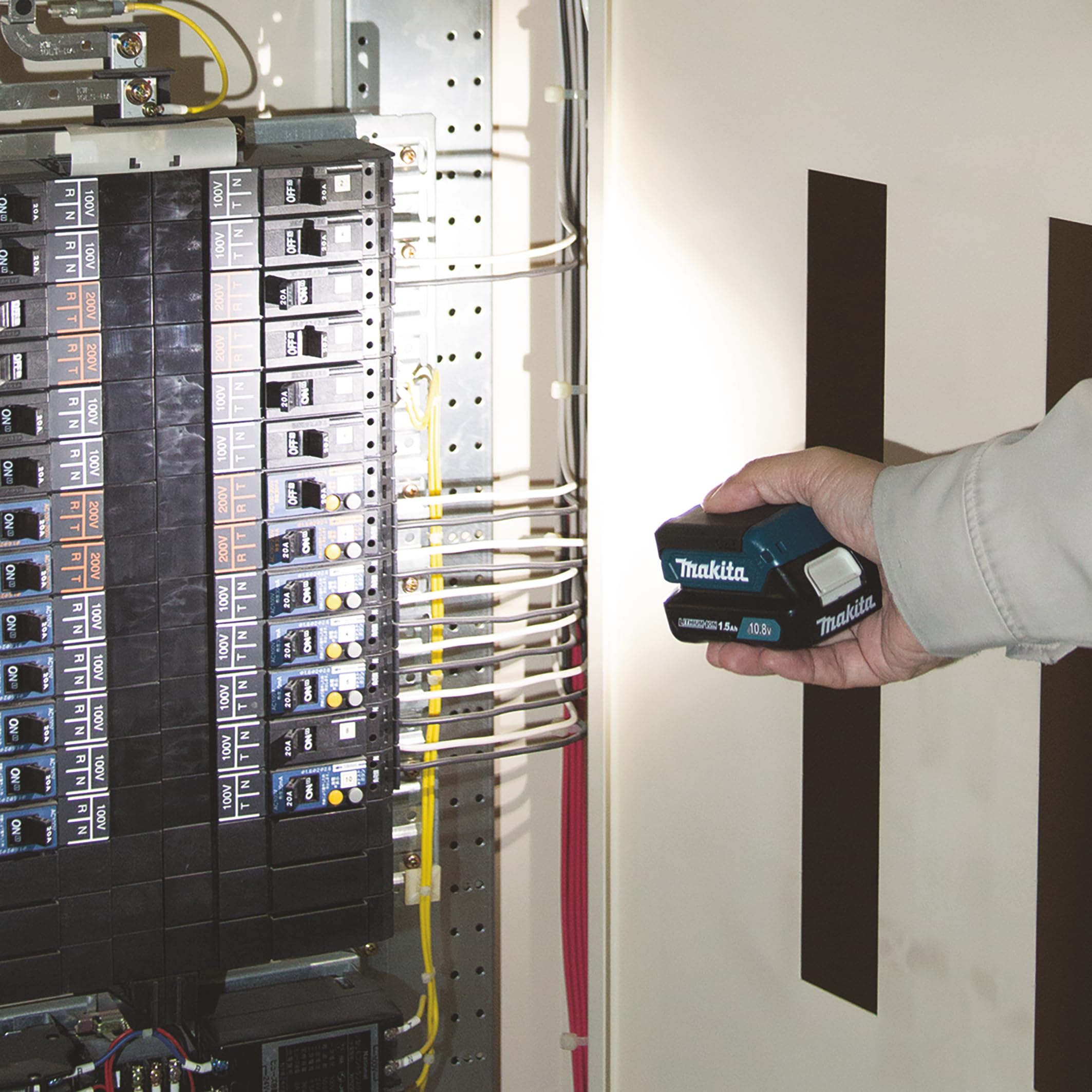 1782-makita-ml103-12v-max-cxt-lithium-ion-cordless-l.e.d.-flashlight-6.jpg Makita ML103 12V MAX CXT Lithium-Ion Cordless L.E.D. Flashlight