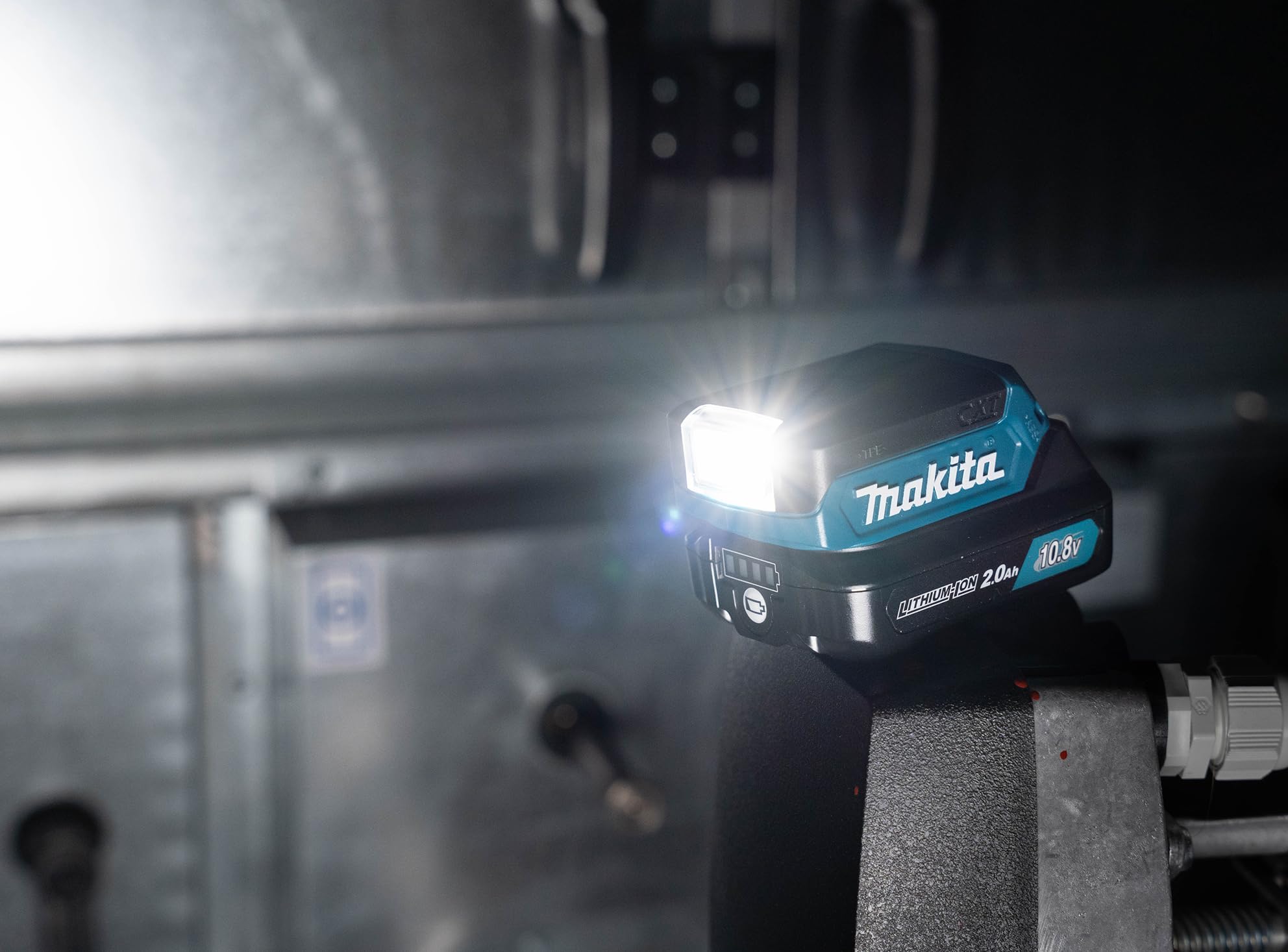 1782-makita-ml103-12v-max-cxt-lithium-ion-cordless-l.e.d.-flashlight-7.jpg Makita ML103 12V MAX CXT Lithium-Ion Cordless L.E.D. Flashlight