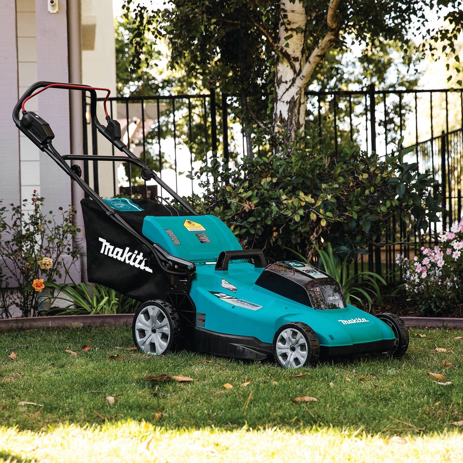 Makita XML10CT1 36V (18V X2) LXT® 21" Lawn Mower Kit with 4 Batteries (5.0Ah)