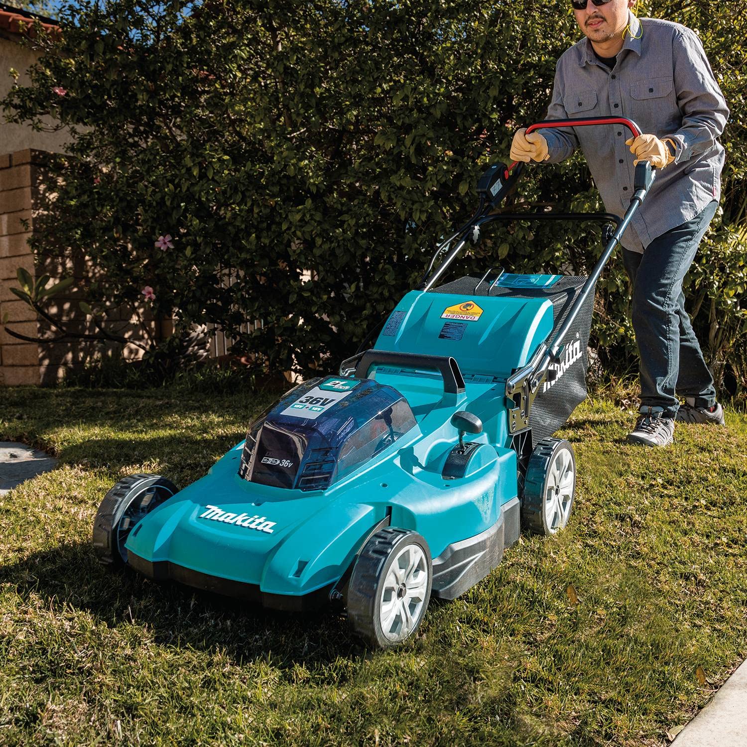 1854-makita-xml10cm1-36v-18v-x2-lxt-21-lawn-mower-kit-with-4-batteries-4.0ah-12.jpg Makita XML10CM1 36V (18V X2) LXT® 21" Lawn Mower Kit with 4 Batteries (4.0Ah)