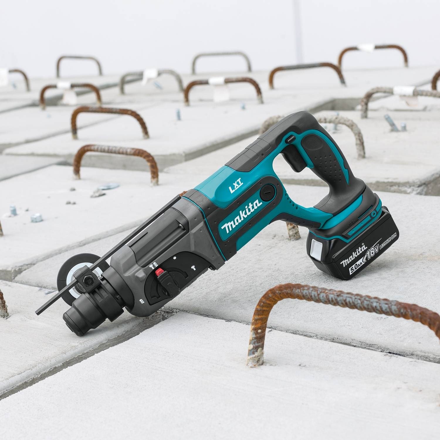 Makita XRH04T 18V LXT Lithium-Ion Cordless 7/8" Rotary Hammer Kit, Accepts Sds-Plus Bits (5.0Ah)